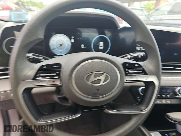 2024 Hyundai Elantra SEL z VIN KMHLM4DG8RU636246, wystawiony jako IAAI lot #42808858 z przebiegiem 37 872 mil mil oraz . Historia ofert i sprzedaży dostępna na DreamBid. Obrazek 14.