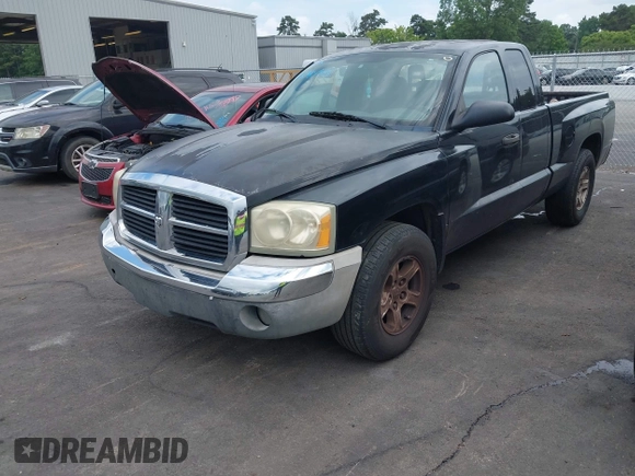 2005 Dodge Dakota SLT z VIN 1D7HE42K55S166266, wystawiony jako IAAI lot #42449608 z przebiegiem 192 728 mil mil oraz . Historia ofert i sprzedaży dostępna na DreamBid. Obrazek 2.