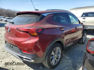2023 Buick Encore GX Essence z VIN KL4MMFSL9PB112935, wystawiony jako Copart lot #48322385 z przebiegiem 8 972 mil mil oraz Szkoda całkowita • Salvage title. Historia ofert i sprzedaży dostępna na DreamBid. Obrazek 3.