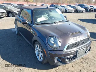 2013 MINI Convertible S z VIN WMWZP3C56DT705074, wystawiony jako IAAI lot #40762024 z przebiegiem 57 685 mil mil oraz . Historia ofert i sprzedaży dostępna na DreamBid. Obrazek 6.