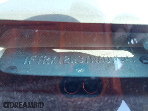 2007 Ford F-150 STX z VIN 1FTRX12W37NA09847, wystawiony jako IAAI lot #42562831 z przebiegiem 170 785 mil mil oraz . Historia ofert i sprzedaży dostępna na DreamBid. Obrazek 9.