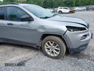 2016 Jeep Cherokee Altitude z VIN 1C4PJMAS0GW251840, wystawiony jako IAAI lot #42636245 z przebiegiem 216 061 mil mil oraz . Historia ofert i sprzedaży dostępna na DreamBid. Obrazek 17.
