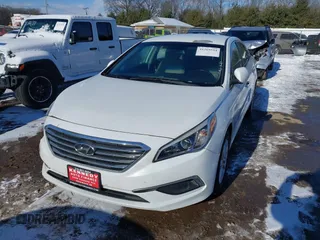 2016 Hyundai Sonata SE z VIN 5NPE24AF0GH371005, wystawiony jako IAAI lot #41269554 z przebiegiem 146 640 mil mil oraz . Historia ofert i sprzedaży dostępna na DreamBid. Obrazek 2.