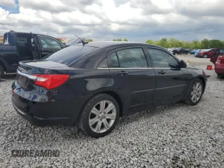 2013 Chrysler 200 Touring z VIN 1C3CCBBB4DN656469, wystawiony jako Copart lot #56731935 z przebiegiem 184 137 mil mil oraz Szkoda całkowita • Salvage title. Historia ofert i sprzedaży dostępna na DreamBid. Obrazek 3.