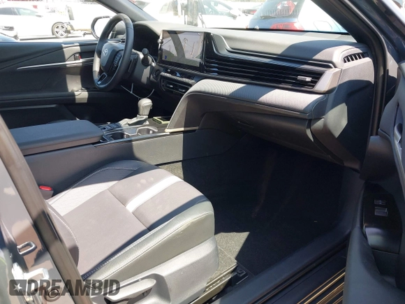 2025 Toyota Camry LE z VIN 4T1DAACK7SU531768, wystawiony jako IAAI lot #42187559 z przebiegiem 26 348 mil mil oraz . Historia ofert i sprzedaży dostępna na DreamBid. Obrazek 5.