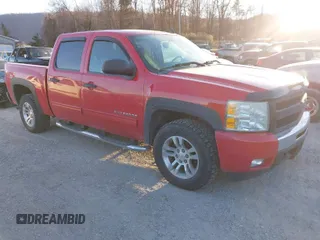 2011 Chevrolet Silverado 1500 LT with VIN 1GCPKSE33BF142141, listed as a IAAI auction lot 41041135 with 194,047 mi miles. Bid and sale history available at carsss.com. Image 1.