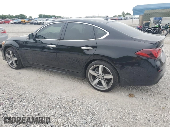 2016 Infiniti Q70 z VIN JN1BY1AP2GM220684, wystawiony jako Copart lot #55493695 z przebiegiem 96 001 mil mil oraz Szkody całkowita. Historia ofert i sprzedaży dostępna na DreamBid. Obrazek 2.
