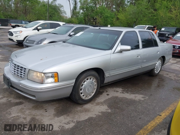 1999 Cadillac DeVille z VIN 1G6KD54Y6XU734741, wystawiony jako IAAI lot #42121114 z przebiegiem 152 829 mil mil oraz . Historia ofert i sprzedaży dostępna na DreamBid. Obrazek 2.
