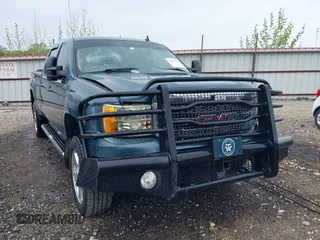 2013 GMC Sierra 2500HD SLT z VIN 1GT121E82DF189658, wystawiony jako IAAI lot #42080921 z przebiegiem 160 616 mil mil oraz . Historia ofert i sprzedaży dostępna na DreamBid. Obrazek 1.