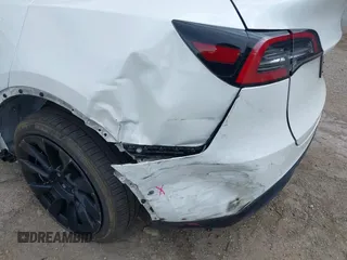 2022 Tesla Model Y Long Range z VIN 7SAYGDEE7NF385207, wystawiony jako IAAI lot #42054449 z przebiegiem 52 834 mil mil oraz . Historia ofert i sprzedaży dostępna na DreamBid. Obrazek 6.