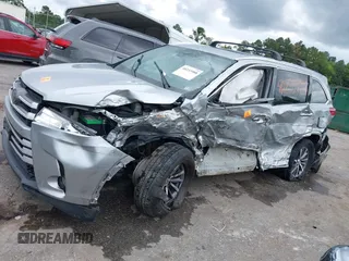 2018 Toyota Highlander SE z VIN 5TDJZRFH0JS529197, wystawiony jako IAAI lot #40233988 z przebiegiem Nie podano mil oraz . Historia ofert i sprzedaży dostępna na DreamBid. Obrazek 14.