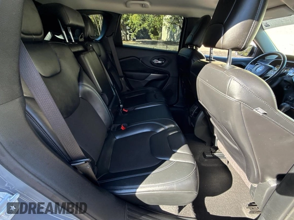 2021 Jeep Cherokee Latitude Plus z VIN 1C4PJMLB5MD109942, wystawiony jako Copart lot #66739905 z przebiegiem 20 197 mil mil oraz Czysty tytuł • Clean title. Historia ofert i sprzedaży dostępna na DreamBid. Obrazek 6.