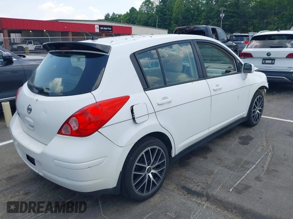 2010 Nissan Versa SL z VIN 3N1BC1CP3AL445757, wystawiony jako IAAI lot #42663321 z przebiegiem 186 076 mil mil oraz . Historia ofert i sprzedaży dostępna na DreamBid. Obrazek 4.