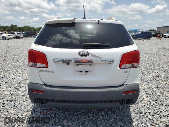 2013 Kia Sorento EX с VIN 5XYKU3A67DG320272, выставлен на аукционе Copart как лот 59878535 с пробегом 118 487 миль миль и Списание • Salvage title. История ставок и продаж доступна на DreamBid. Изображение 6.