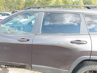 2017 Jeep Cherokee Altitude z VIN 1C4PJLABXHW666918, wystawiony jako IAAI lot #40520357 z przebiegiem 193 721 mil mil oraz . Historia ofert i sprzedaży dostępna na DreamBid. Obrazek 14.