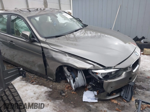 2016 BMW 3 Series 320i xDrive z VIN WBA8E5G5XGNU20345, wystawiony jako IAAI lot #41450461 z przebiegiem 155 607 mil mil oraz . Historia ofert i sprzedaży dostępna na DreamBid. Obrazek 6.