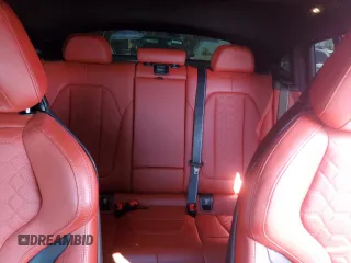 2022 BMW X4 M z VIN 5YM23EC01N9J82231, wystawiony jako Copart lot #43271695 z przebiegiem 20 715 mil mil oraz Szkody całkowita. Historia ofert i sprzedaży dostępna na DreamBid. Obrazek 10.