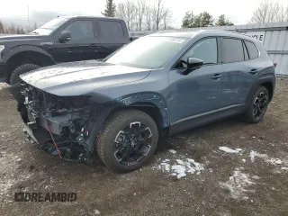 2023 Mazda CX-50 Premium z VIN 7MMVABDY8PN151891, wystawiony jako Copart lot #37686144 z przebiegiem 3 817 mil mil oraz Nie do naprawy • Non repairable. Historia ofert i sprzedaży dostępna na DreamBid. Obrazek 1.