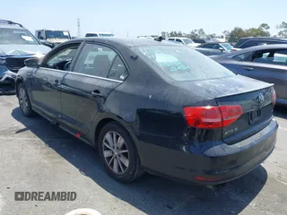 2015 Volkswagen Jetta SE z VIN 3VWD07AJ1FM284890, wystawiony jako IAAI lot #42328592 z przebiegiem 92 880 mil mil oraz . Historia ofert i sprzedaży dostępna na DreamBid. Obrazek 3.