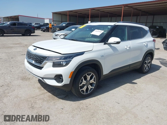 2021 Kia Seltos EX z VIN KNDERCAA4M7165986, wystawiony jako IAAI lot #41815940 z przebiegiem 61 615 mil mil oraz . Historia ofert i sprzedaży dostępna na DreamBid. Obrazek 2.