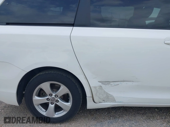2016 Toyota Sienna LE AAS with VIN 5TDKK3DCXGS709132, listed as a IAAI auction lot 41993473 with 270,811 mi miles. Bid and sale history available at carsss.com. Image 6.