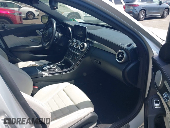 2016 Mercedes-Benz C 450 AMG z VIN 55SWF6EB2GU130541, wystawiony jako IAAI lot #42228358 z przebiegiem 120 970 mil mil oraz . Historia ofert i sprzedaży dostępna na DreamBid. Obrazek 5.