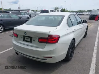 2017 BMW 3 Series 330i z VIN WBA8B9C55HK675705, wystawiony jako IAAI lot #42337191 z przebiegiem 110 054 mil mil oraz . Historia ofert i sprzedaży dostępna na DreamBid. Obrazek 4.