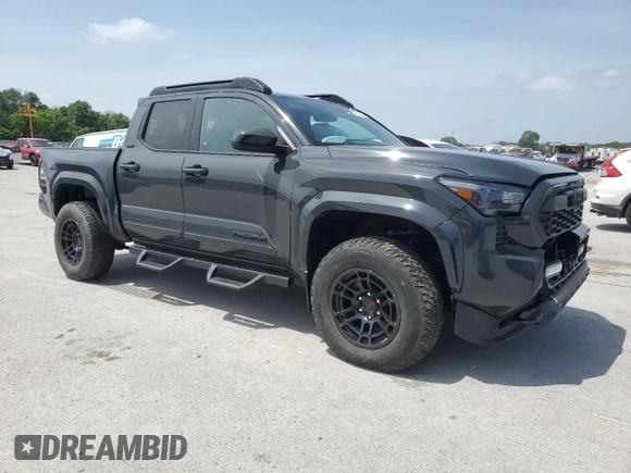 2024 Toyota Tacoma SR5 z VIN 3TMLB5JN6RM058039, wystawiony jako Copart lot #57168865 z przebiegiem 1 859 mil mil oraz Czysty tytuł • Clean title. Historia ofert i sprzedaży dostępna na DreamBid. Obrazek 4.