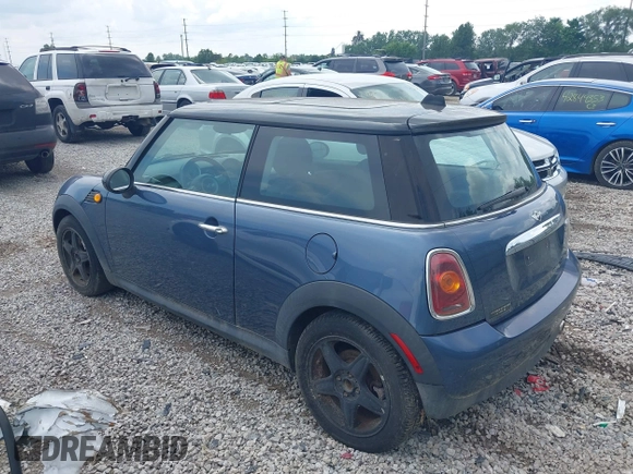 2010 MINI Hardtop z VIN WMWMF3C5XATZ26038, wystawiony jako IAAI lot #42851812 z przebiegiem 150 000 mil mil oraz . Historia ofert i sprzedaży dostępna na DreamBid. Obrazek 3.