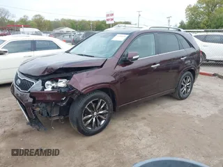 2013 Kia Sorento SX z VIN 5XYKW4A2XDG311577, wystawiony jako IAAI lot #42210698 z przebiegiem 152 599 mil mil oraz . Historia ofert i sprzedaży dostępna na DreamBid. Obrazek 2.