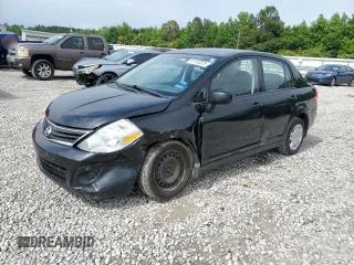 2011 Nissan Versa S z VIN 3N1BC1AP0BL360346, wystawiony jako Copart lot #57702205 z przebiegiem 162 377 mil mil oraz Szkoda całkowita • Salvage title. Historia ofert i sprzedaży dostępna na DreamBid. Obrazek 1.