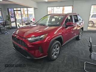 2022 Toyota RAV4 XLE z VIN 2T3W1RFV4NW201045, wystawiony jako Copart lot #62903115 z przebiegiem 26 019 mil mil oraz Czysty tytuł • Clean title. Historia ofert i sprzedaży dostępna na DreamBid. Obrazek 2.