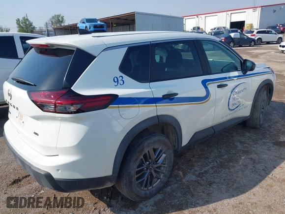 2025 Nissan Rogue S z VIN 5N1BT3AB4SC777425, wystawiony jako IAAI lot #41960932 z przebiegiem 14 073 mil mil oraz . Historia ofert i sprzedaży dostępna na DreamBid. Obrazek 4.
