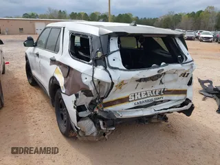 2022 Ford Police Interceptor Utility z VIN 1FM5K8AB4NGA07672, wystawiony jako IAAI lot #41918544 z przebiegiem 47 598 mil mil oraz . Historia ofert i sprzedaży dostępna na DreamBid. Obrazek 3.