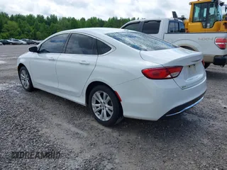 2015 Chrysler 200 Limited z VIN 1C3CCCAB5FN590198, wystawiony jako IAAI lot #42237641 z przebiegiem 216 505 mil mil oraz . Historia ofert i sprzedaży dostępna na DreamBid. Obrazek 3.