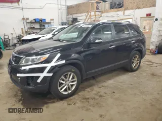 2014 Kia Sorento LX z VIN 5XYKT4A77EG499626, wystawiony jako Copart lot #49983865 z przebiegiem 227 978 mil mil oraz Nie do naprawy • Non repairable. Historia ofert i sprzedaży dostępna na DreamBid. Obrazek 1.