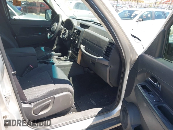 2012 Jeep Liberty Sport Latitude z VIN 1C4PJMAK2CW158599, wystawiony jako IAAI lot #42327424 z przebiegiem 118 960 mil mil oraz . Historia ofert i sprzedaży dostępna na DreamBid. Obrazek 5.