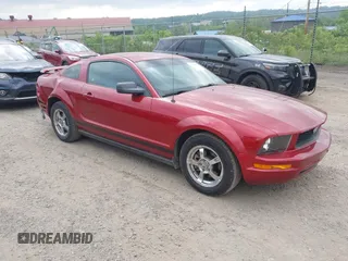 2005 Ford Mustang Deluxe z VIN 1ZVFT80N055208219, wystawiony jako IAAI lot #42289150 z przebiegiem 144 434 mil mil oraz . Historia ofert i sprzedaży dostępna na DreamBid. Obrazek 1.