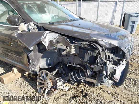 2019 Jeep Cherokee Latitude Plus with VIN 1C4PJMLB1KD101186, listed as a IAAI auction lot 40550461 with 73,986 mi miles. Bid and sale history available at carsss.com. Image 6.
