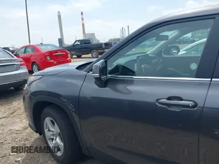 2024 Toyota Highlander LE z VIN 5TDKDRAH6RS539383, wystawiony jako IAAI lot #42267073 z przebiegiem 26 293 mil mil oraz . Historia ofert i sprzedaży dostępna na DreamBid. Obrazek 14.