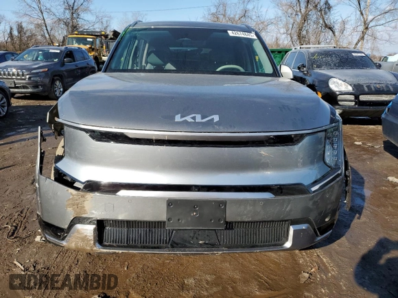 2024 Kia EV9 Land with VIN KNDADFS51R6034933, listed as a Copart auction lot 42674845 with 4,270 mi miles and Salvage Title. Bid and sale history available at carsss.com. Image 5.
