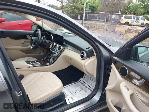 2019 Mercedes-Benz C 300 z VIN 55SWF8EB5KU300556, wystawiony jako IAAI lot #42367723 z przebiegiem 68 335 mil mil oraz . Historia ofert i sprzedaży dostępna na DreamBid. Obrazek 5.
