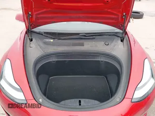 2018 Tesla Model 3 Long Range Battery z VIN 5YJ3E1EB8JF096249, wystawiony jako IAAI lot #42150031 z przebiegiem 70 981 mil mil oraz . Historia ofert i sprzedaży dostępna na DreamBid. Obrazek 10.