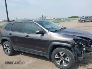 2016 Jeep Cherokee Trailhawk z VIN 1C4PJMBS1GW323434, wystawiony jako IAAI lot #42485364 z przebiegiem 130 351 mil mil oraz . Historia ofert i sprzedaży dostępna na DreamBid. Obrazek 14.