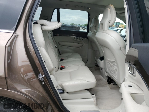 2016 Volvo XC90 T6 Momentum z VIN YV4A22PK6G1032633, wystawiony jako Copart lot #56704495 z przebiegiem 179 836 mil mil oraz Tytuł czysty. Historia ofert i sprzedaży dostępna na DreamBid. Obrazek 11.