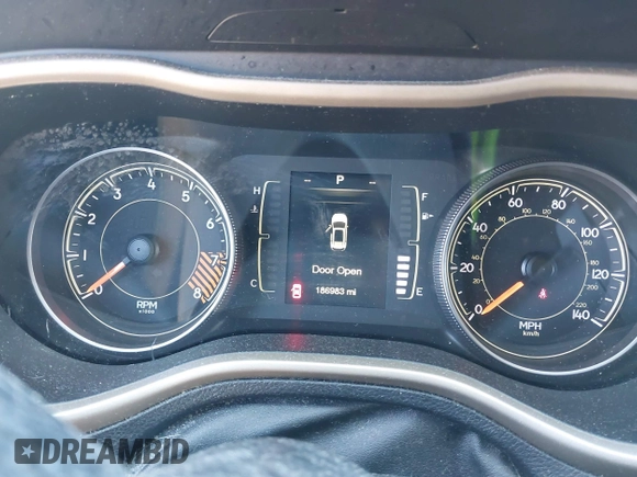 2015 Jeep Cherokee Latitude z VIN 1C4PJMCS2FW620113, wystawiony jako IAAI lot #41865228 z przebiegiem 186 983 mil mil oraz . Historia ofert i sprzedaży dostępna na DreamBid. Obrazek 7.