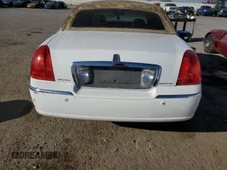 2005 Lincoln Town Car Signature Limited z VIN 1LNHM82W05Y613098, wystawiony jako Copart lot #45887385 z przebiegiem Nie podano mil oraz Szkoda całkowita • Salvage title. Historia ofert i sprzedaży dostępna na DreamBid. Obrazek 6.