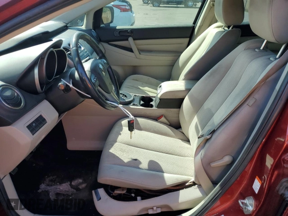 2010 Mazda CX-7 SV z VIN JM3ER2WM3A0321623, wystawiony jako Copart lot #53916965 z przebiegiem 216 749 mil mil oraz Czysty tytuł • Clean title. Historia ofert i sprzedaży dostępna na DreamBid. Obrazek 7.