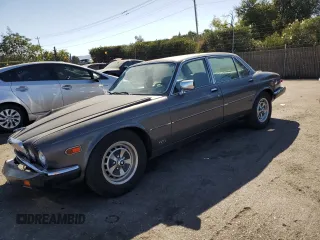 1985 Jaguar XJ z VIN SAJAV1344FC391205, wystawiony jako Copart lot #77213414 z przebiegiem 140 112 mil mil oraz Szkoda całkowita • Salvage title. Historia ofert i sprzedaży dostępna na DreamBid. Obrazek 1.