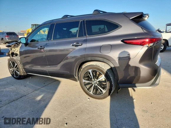 2022 Toyota Highlander XSE with VIN 5TDJZRAH4NS108547, listed as a Copart auction lot 61904085 with 69,309 mi miles and Salvage title. Bid and sale history available at DreamBid. Image 2.